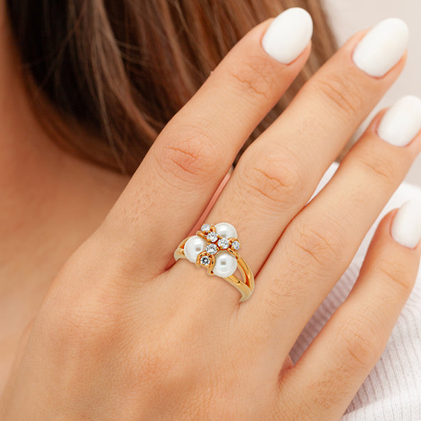 Ladies' ring with pearls