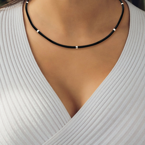 Kautschuk-Collier mit Goldelementen