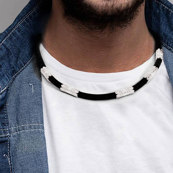 Kautschuk-Collier mit Goldelementen