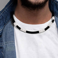 Kautschuk-Collier mit Goldelementen
