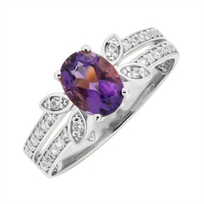 Ring with amethyst stone