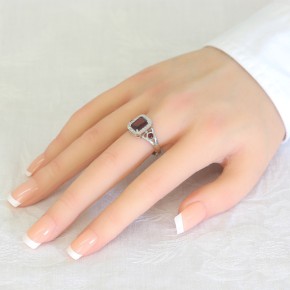 Женское кольцо с гранатом и цирконием из серебра 19,5(61)