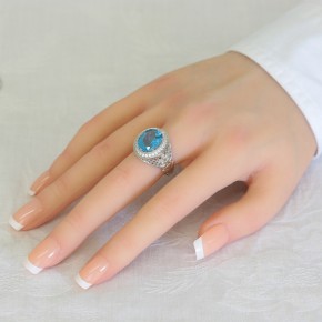 Женское кольцо с топазом и цирконием из серебра 19(60)