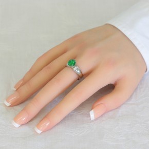 Женское кольцо с зелёным цирконием из серебра 18,5(58)